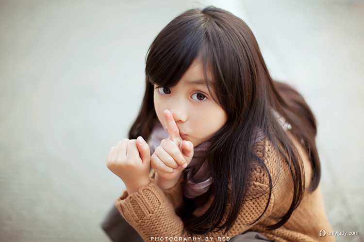 十岁小萝莉的日本写真，可爱发饰装点起来