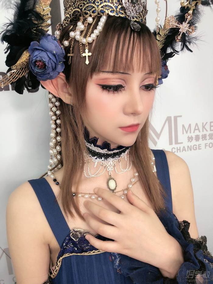 二次元美女全身解开内衣，妖娆身姿吸引所有目光