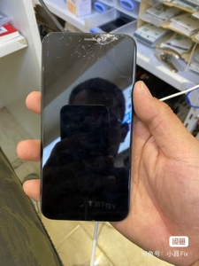 iphone保修期内碎屏_在保修期的苹果碎屏_苹果在保修期内屏幕碎了