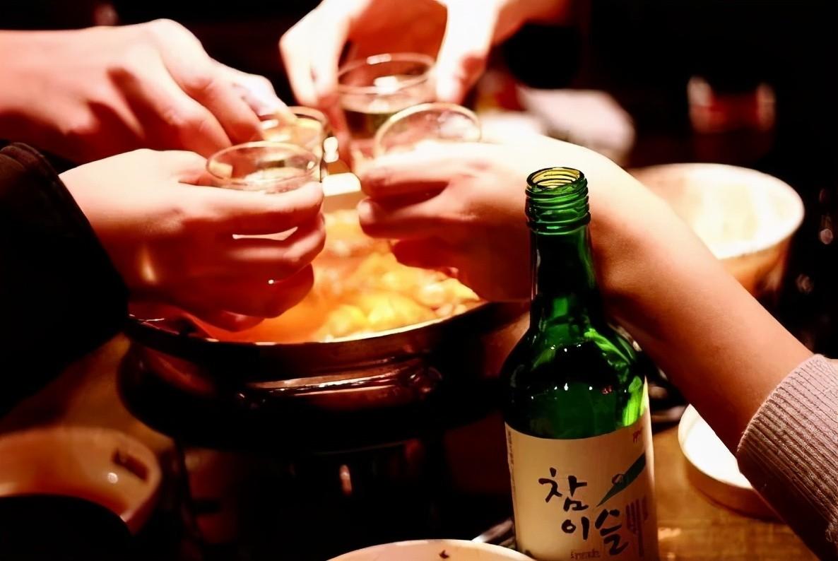 手机喝酒游戏玩法-手机喝酒游戏大对比：热血狂欢VS疯狂狂欢，